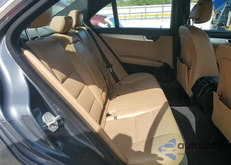 2013 Mercedes-Benz C 250 z USA, uszkodzony, nr VIN WDDGF4HB4DA798325